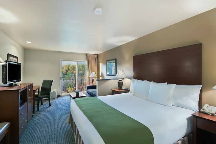 Room 4 of 40