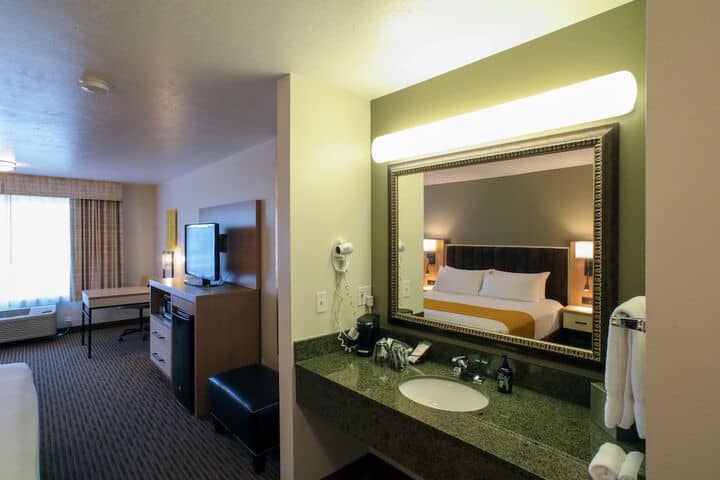 Room 17 of 43